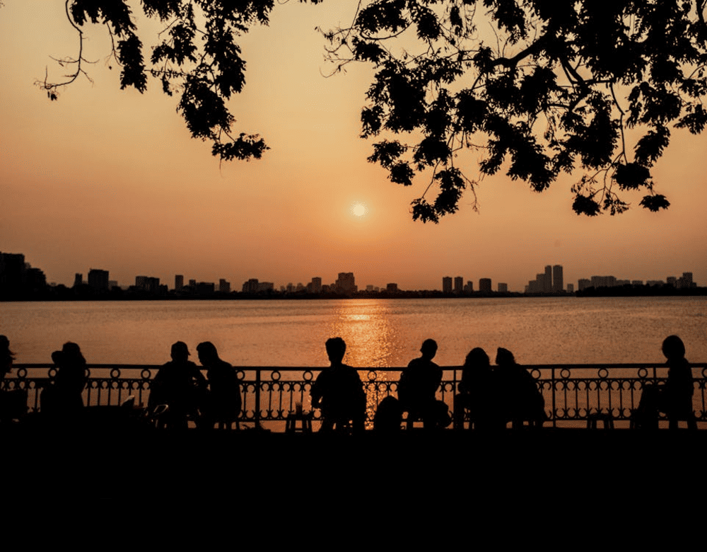 Visitors can sit by West Lake, sip a cup of lemon tea, and watch the sunset to fully feel the peaceful charm of Hanoi (Sources: Pexels)